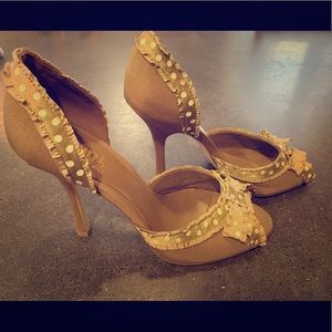 JLO tan ruffle heels, sz 8, NIB!!